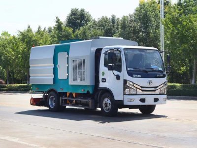 東風多利卡D6    后置吸塵車 東風多利卡D6    后置吸塵車