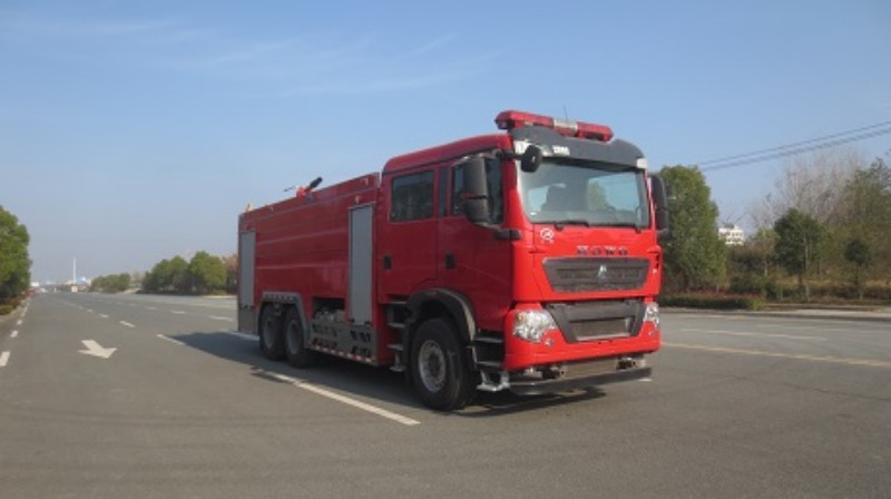 重汽豪沃17噸泡沫消防車