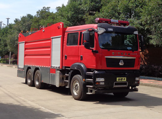 重汽汕德卡17噸泡沫消防車